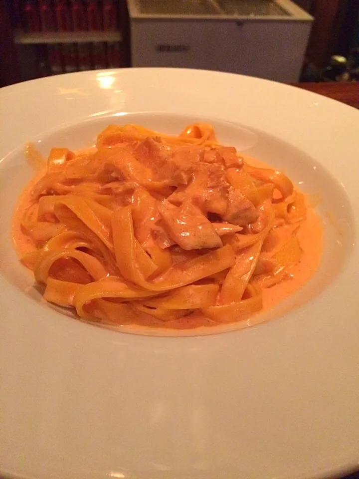 Snapdishの料理写真:Fettuccine al salmone|Yoku kuu kyaku daさん