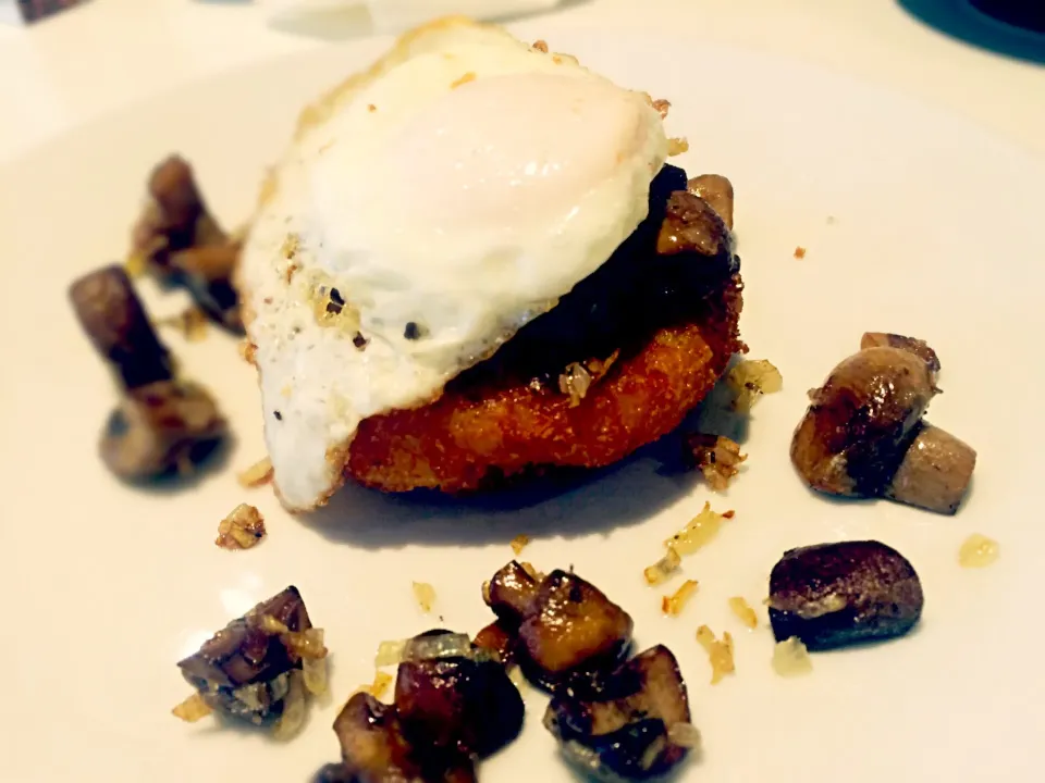 Potato cake, egg with mushrooms and onion|Sergio Lacuevaさん