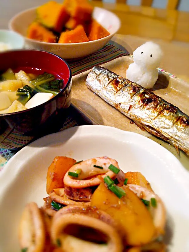 晩ご飯♪
いかとおじゃがのガリバタ醤油炒め&かぼちゃの塩麹煮&焼き秋刀魚&豆腐と小松菜のお味噌汁|あゆさん