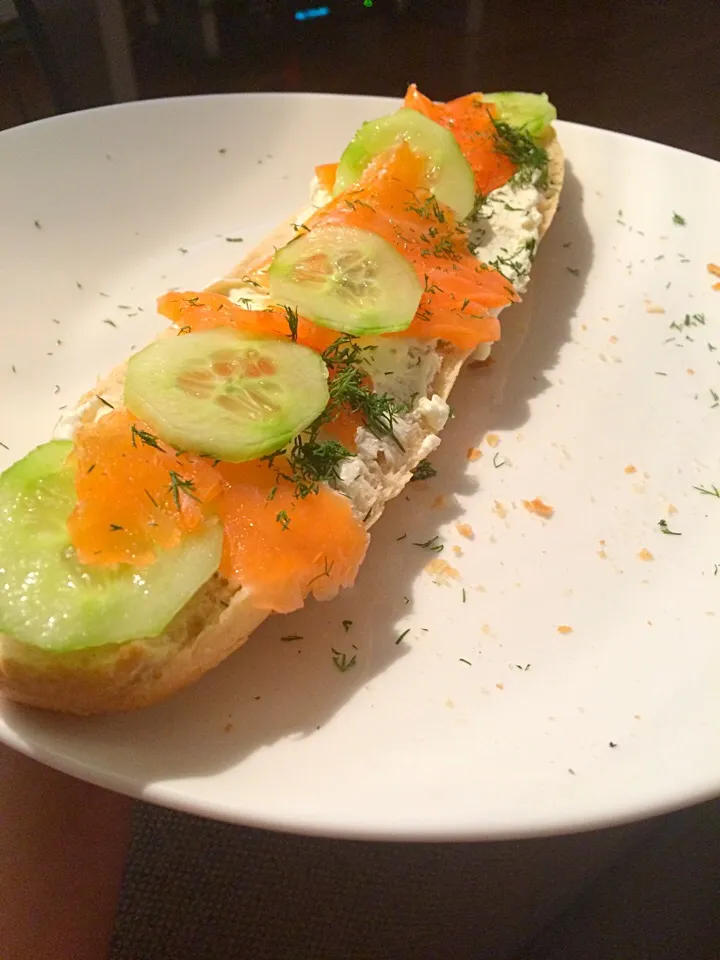 Salmon baguette with cottage cheese|Isabela Macさん