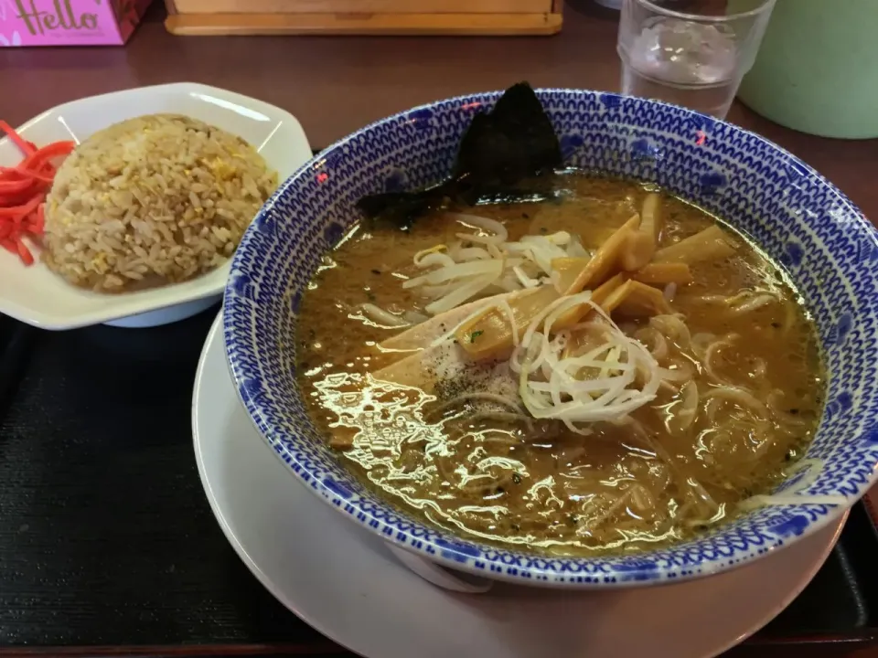 Snapdishの料理写真:麺屋なるきすの中華そばと半チャーハンセット、940円。|東京ライオンズさん