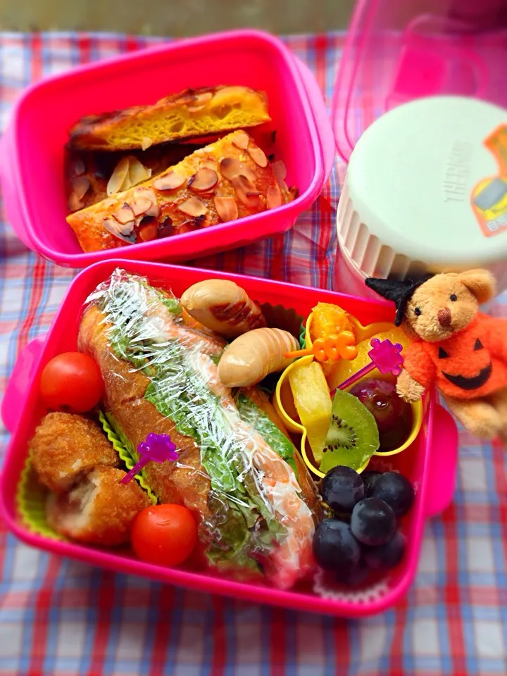 Snapdishの料理写真:手作りパンでアボカド&シュリンプサンドのお弁当(⊹＾◡＾)ノo.♡ﾟ｡*|Blueberry🫐さん