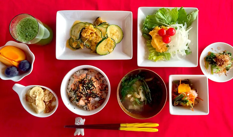 朝ごはんは勝負飯^o^ズッキーニの卵とじ、かぼちゃサラダオニオンスライス、柿生酢大根菜入り、大根菜のお浸し三升漬けのっけ、鮭フレークごはん、揚げと大根菜の味噌汁、きな粉バナナヨーグルト、フルーツ、青汁(*^_^*)|はみちゃんさん