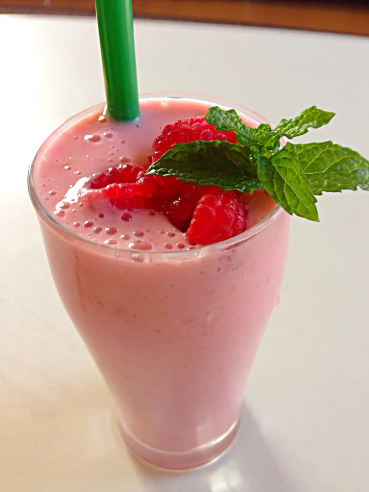 Snapdishの料理写真:Framboise banana smoothie|viviさん