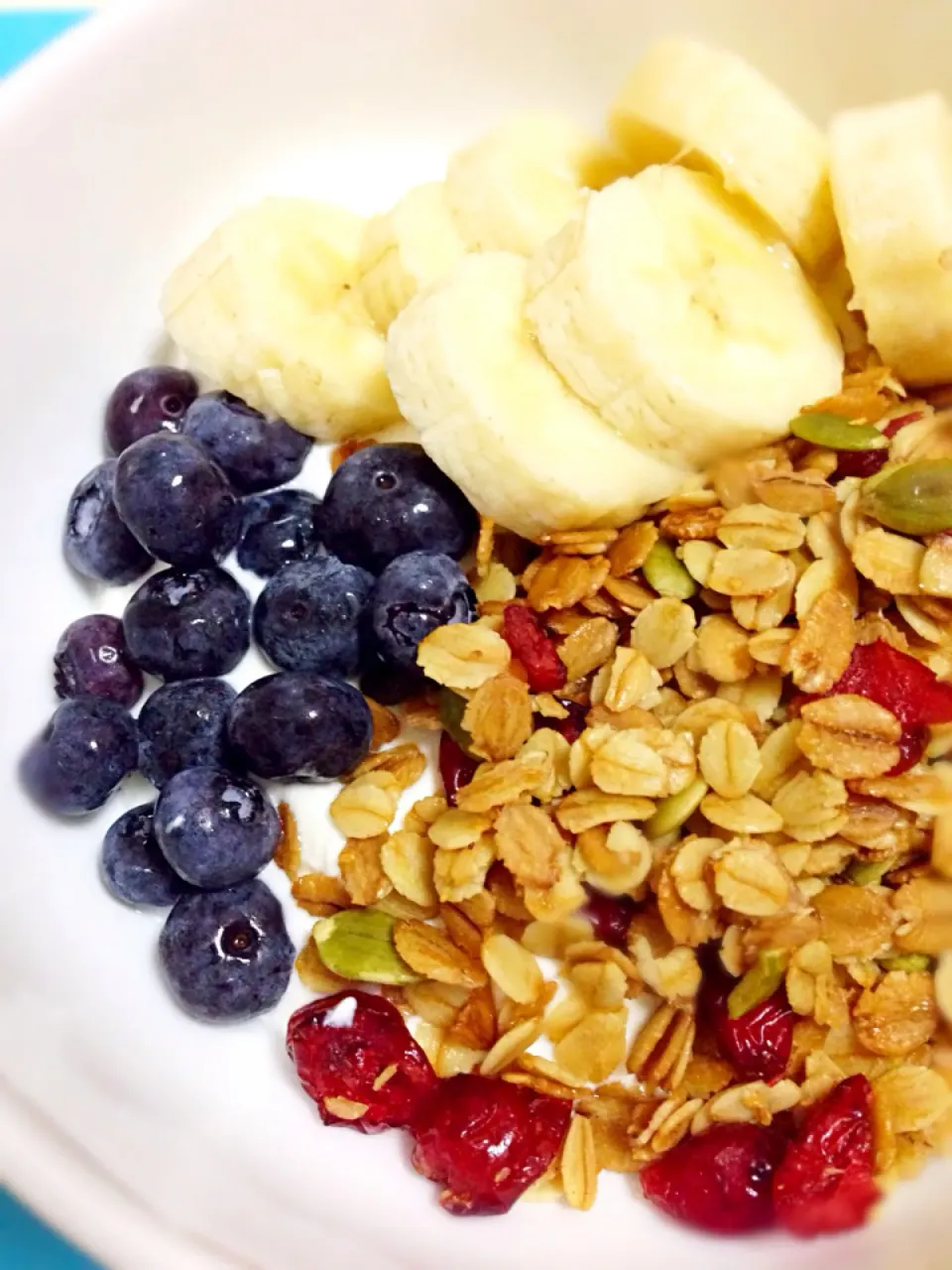 Power up brekkie - Greek yogurt with granola, blueberries & banana|coxiella24さん