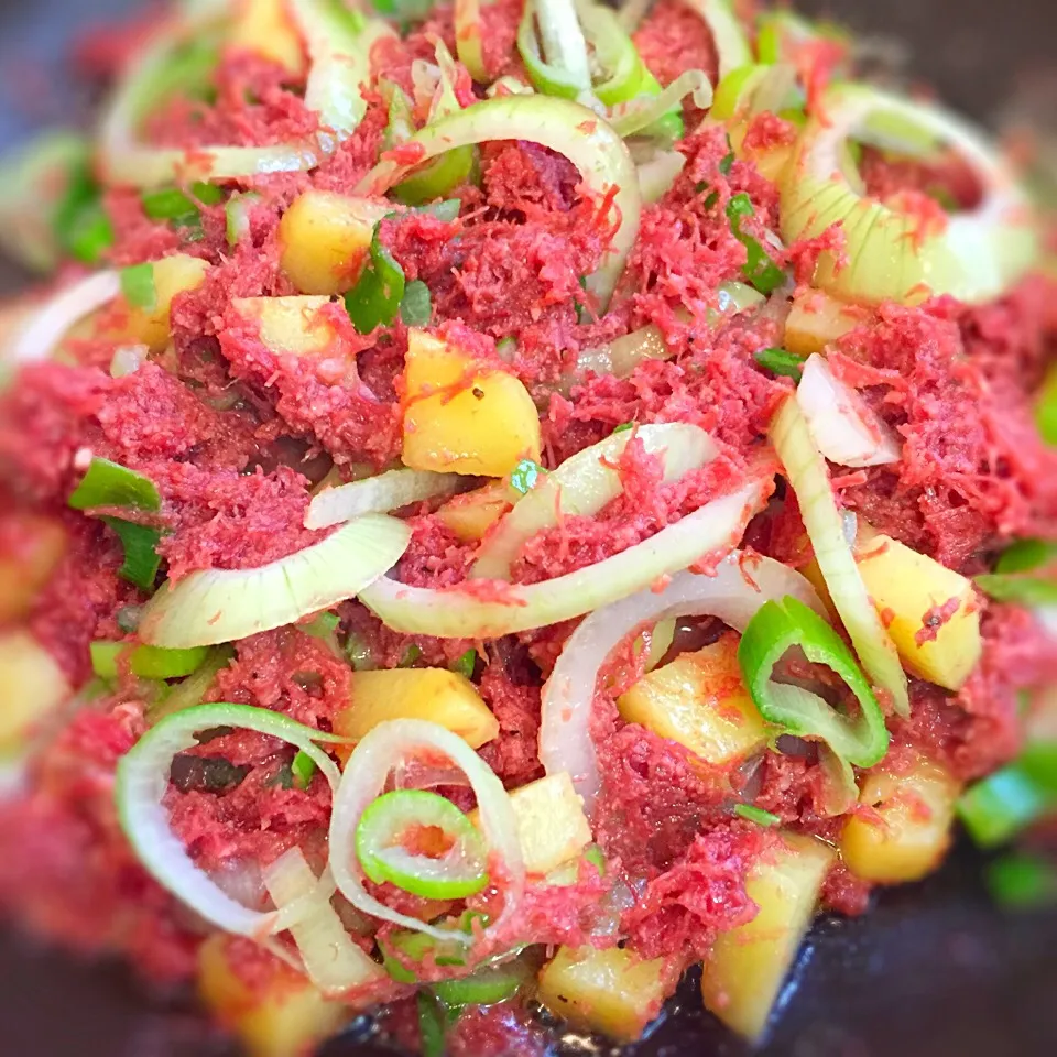 Cornedbeef with potato and onions|Laarni Nabongさん