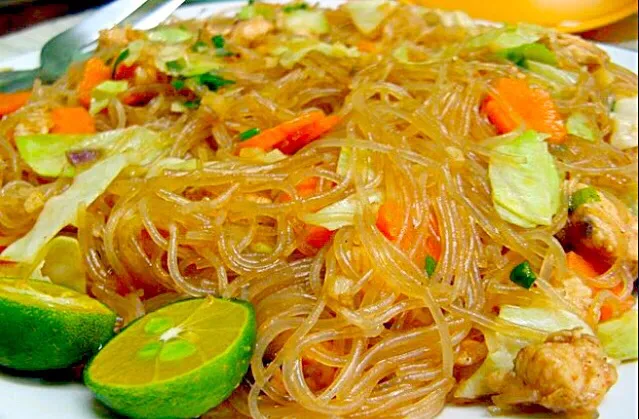 Pansit bihon (fried noodle dish)✨|Liezlさん