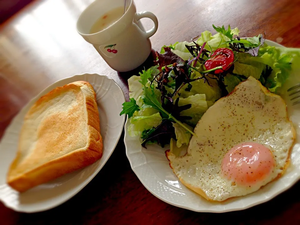 Snapdishの料理写真:目玉焼きモーニング＊10/20|ゆきぼぅさん