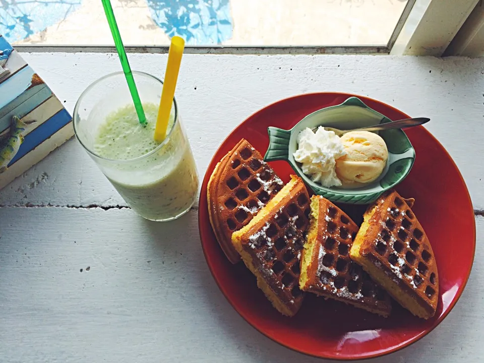 Waffles with maple syrup🍯|Weiweiさん