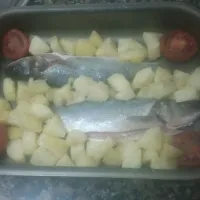 Lubina al horno con patatas i tomate|david vargasさん