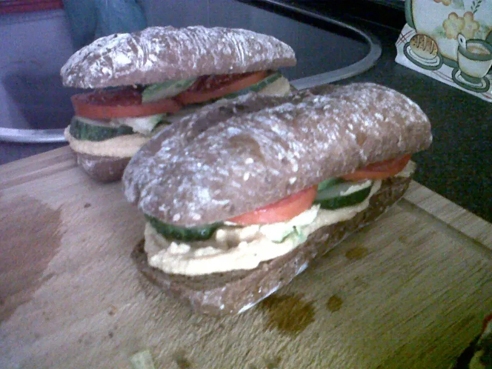 Bocatas veganos hechos con pan de centeno integral y rellenos de hummus de garbanzo, aguacate, tomate y pepino con un toque de aceite de oliva y sal.|nuria wassabiさん