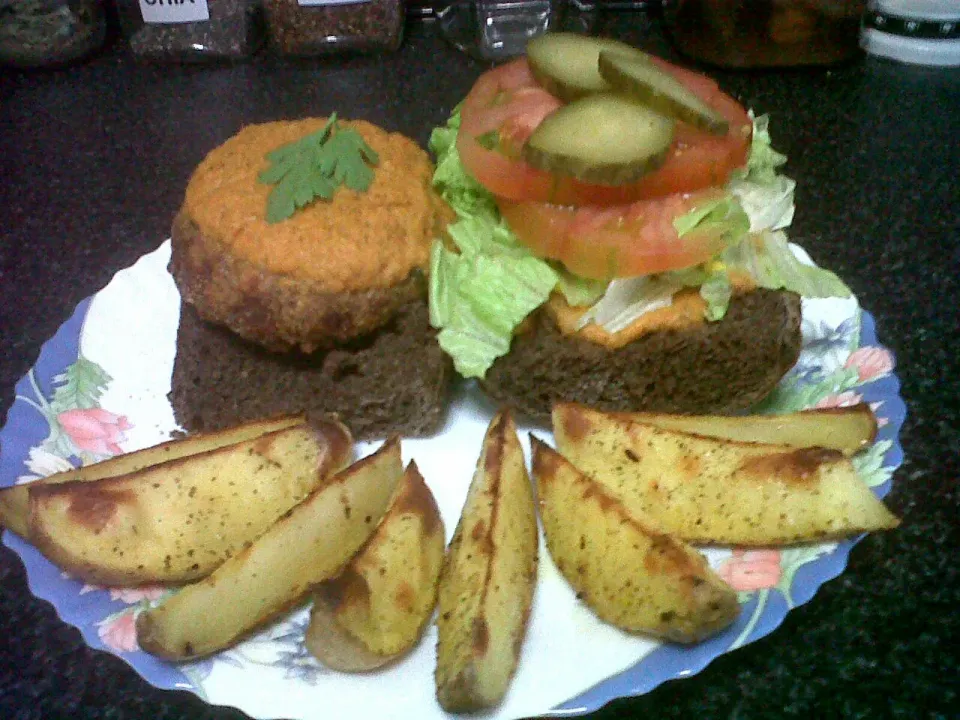 Super hamburguesa 100% vegetal!!! Está hecha de lentejas, champiñones, ajo, cebolla, perejil, pan rayado y especias.|nuria wassabiさん