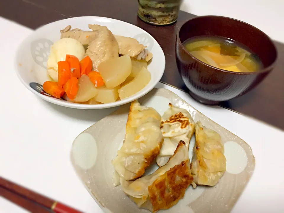 Snapdishの料理写真:鶏手羽先の煮物、味噌汁、ギョーザポテト|ちびいさん