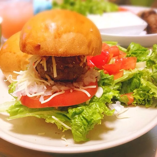 ハンバーガー♬家で作ると野菜もお肉もモリモリ食べれて美味しぃ😋|ナナオさん