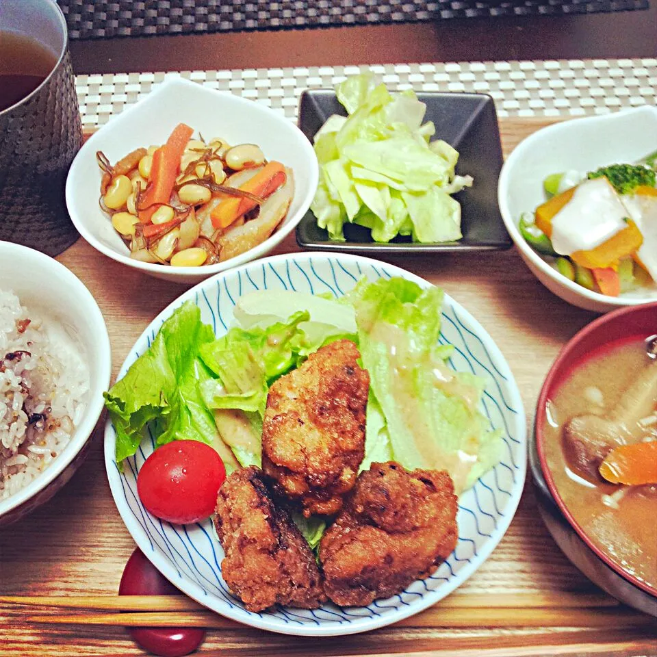 鳥のからあげ、大豆の煮物、キャベツの浅漬け、温野菜サラダ|けむまきさん