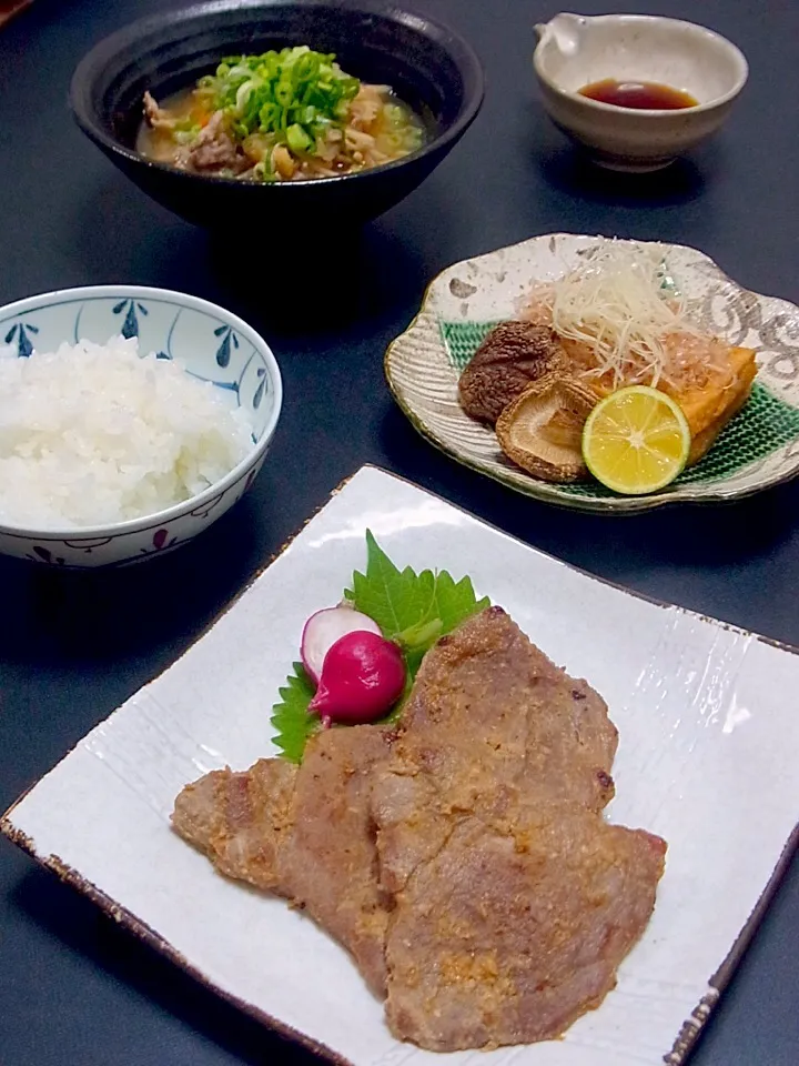 Snapdishの料理写真:今晩は、味噌漬け豚やわらか焼き、焼き厚揚げ 焼き椎茸 糸カツオ 針生姜 ポン酢かけ、豚汁 ご飯

今日も江坂へ。
お買い物も出来ず帰宅も遅くなったので、困った時の味噌漬けと豚汁。（豚•豚で(^^;;）
豚汁にコロコロこんにゃくも良いけれど、今日は糸こんにゃくを投入。糸こんにゃくの食感がツルツルと美味しいんですよ。
その|akazawa3さん