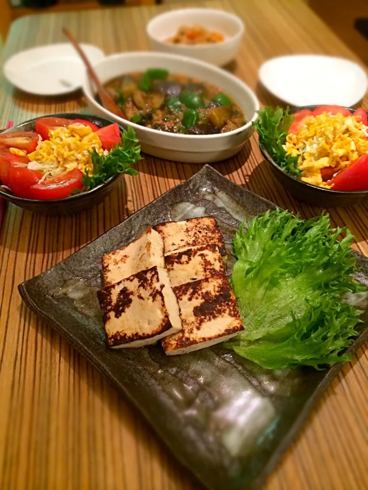 ＊晩ご飯＊ 味噌漬け豆腐のステーキ 茄子ピーマンの麻婆炒め トマトいっぱいサラダ|pinoyamaさん