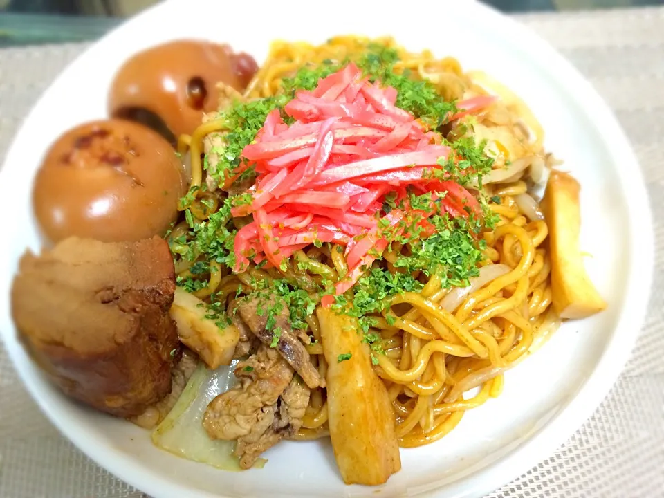 焼きそばと昨日の残り物|いしぃむしぃさん