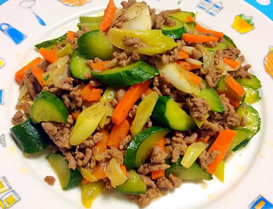 Minced meat, sliced cucumber, carrot & long onion stir fry|Liezlさん