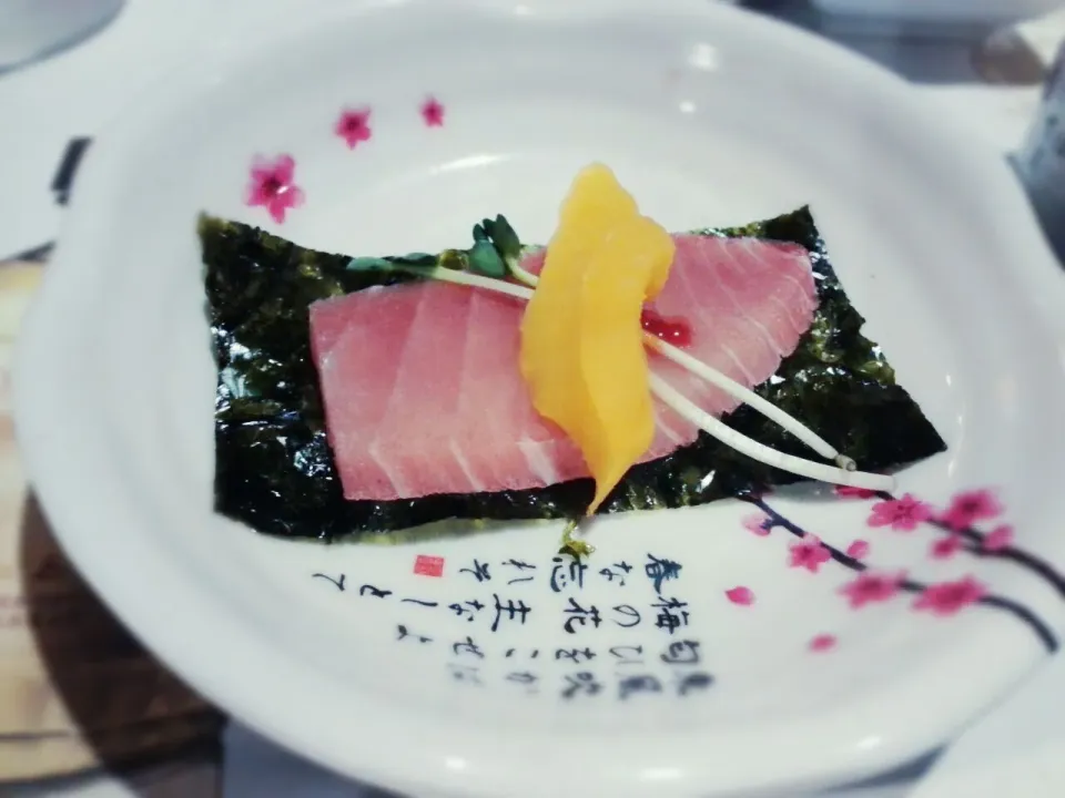 Sliced raw tuna.|Amelieさん