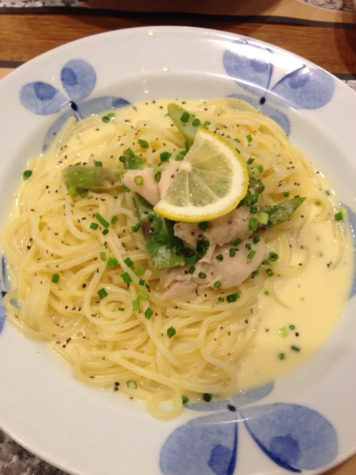 蒸し鶏とアスパラのレモンクリームパスタ|おぎしょーさん