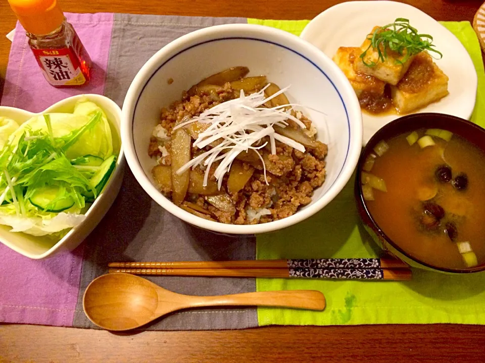 豚ひき肉とごぼう丼 揚げ出しおろし豆腐  しじみのお味噌汁 サラダ|haseseさん