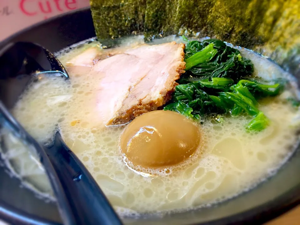 麺半分、味薄め、脂少なめでも重い。豚骨塩ラーメン@豚骨番長(三軒茶屋)|かっちっさん