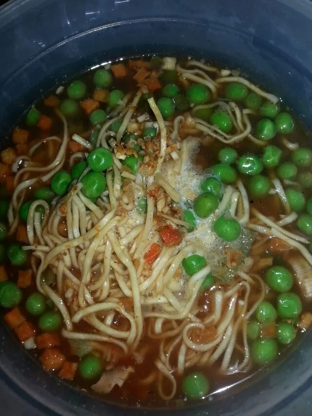 today's noodle bowl.  teriyaki noodles with added frozen peas.  of course made spicy.|Polly Gelfusoさん