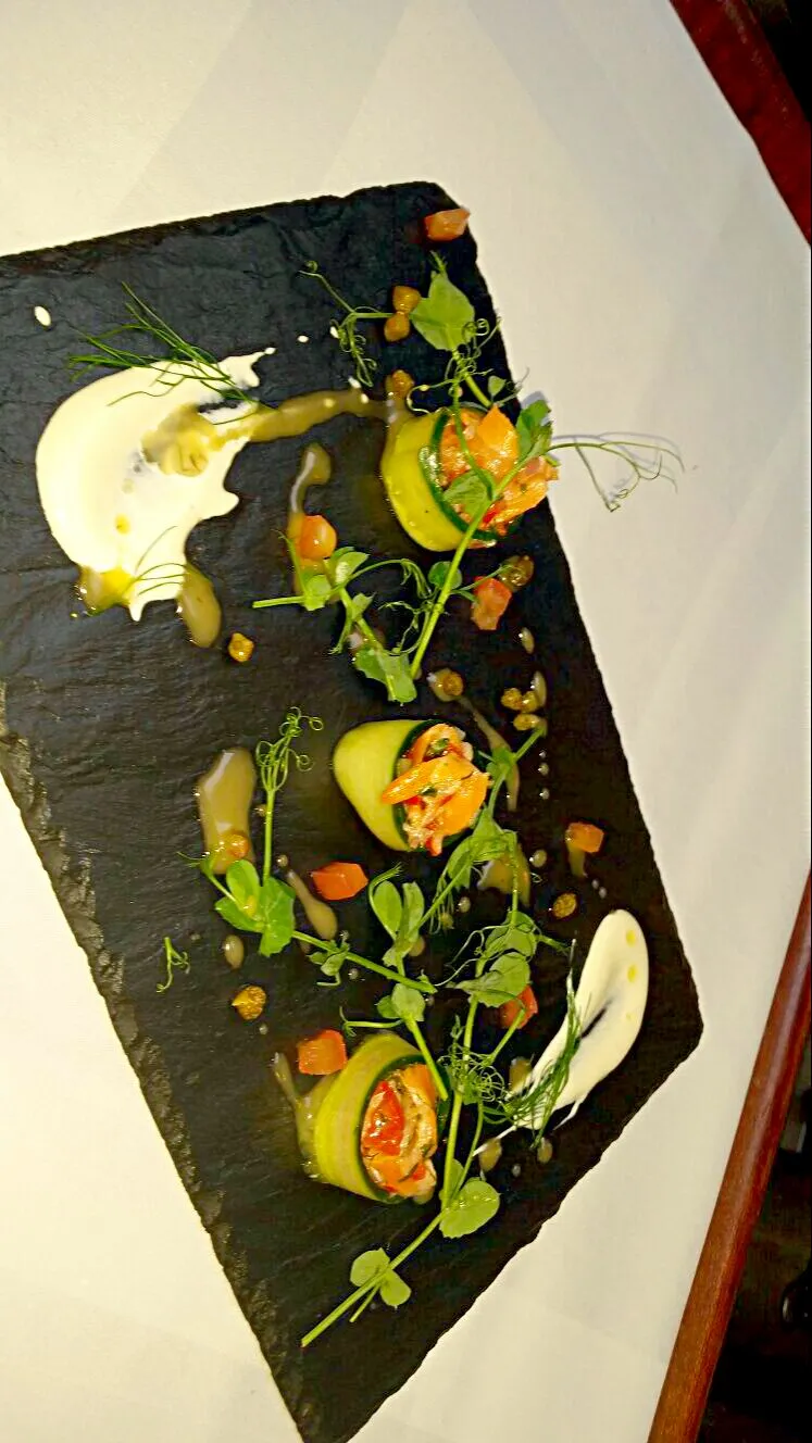 salad of hot smoked salmon with prawns and lemon cream frieche wrapped in cucumber and lemon emultion|alex lloydさん