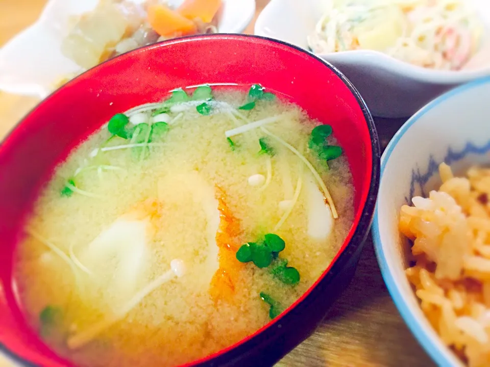 20141021🍲えのきとカイワレ、竹輪のお味噌汁|akiyo22さん