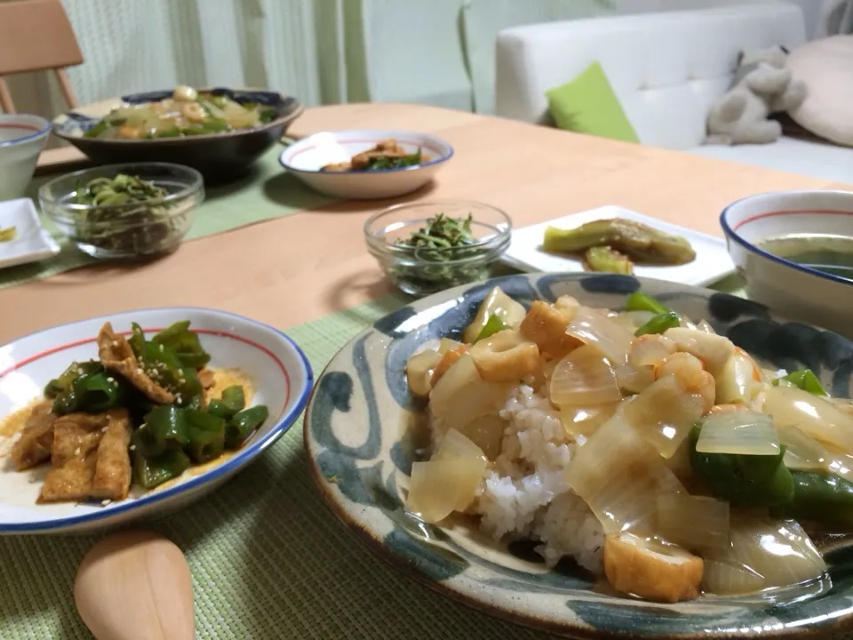 Snapdishの料理写真:玉ねぎとピーマンとエビの中華丼、ピーマンとお揚げのこってり煮、焼きナス、キュウリの塩昆布和え、ワカメスープ|ひろみさん