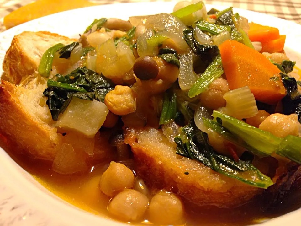 Snapdishの料理写真:Minestrone di verdure e legumi con crostini di pane agliati|Fabio  Palmieriさん