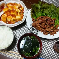 豆腐のチリソース煮、豚肉の甘辛炒め、わかめと貝割れ大根のスープ、ご飯|kanさん