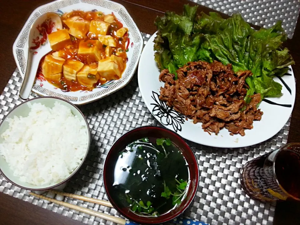 豆腐のチリソース煮、豚肉の甘辛炒め、わかめと貝割れ大根のスープ、ご飯|kanさん