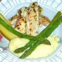 Snapdishの料理写真:Grille de tilapia con puré de papas y espárragos hervidos.|MARCELO GALEANOさん