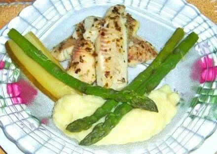 Snapdishの料理写真:Grille de tilapia con puré de papas y espárragos hervidos.|MARCELO GALEANOさん