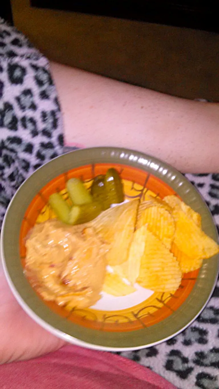 snackin on all dressed chips, roasted red pepper hummus, and pickles 🍀|Jessica Cさん