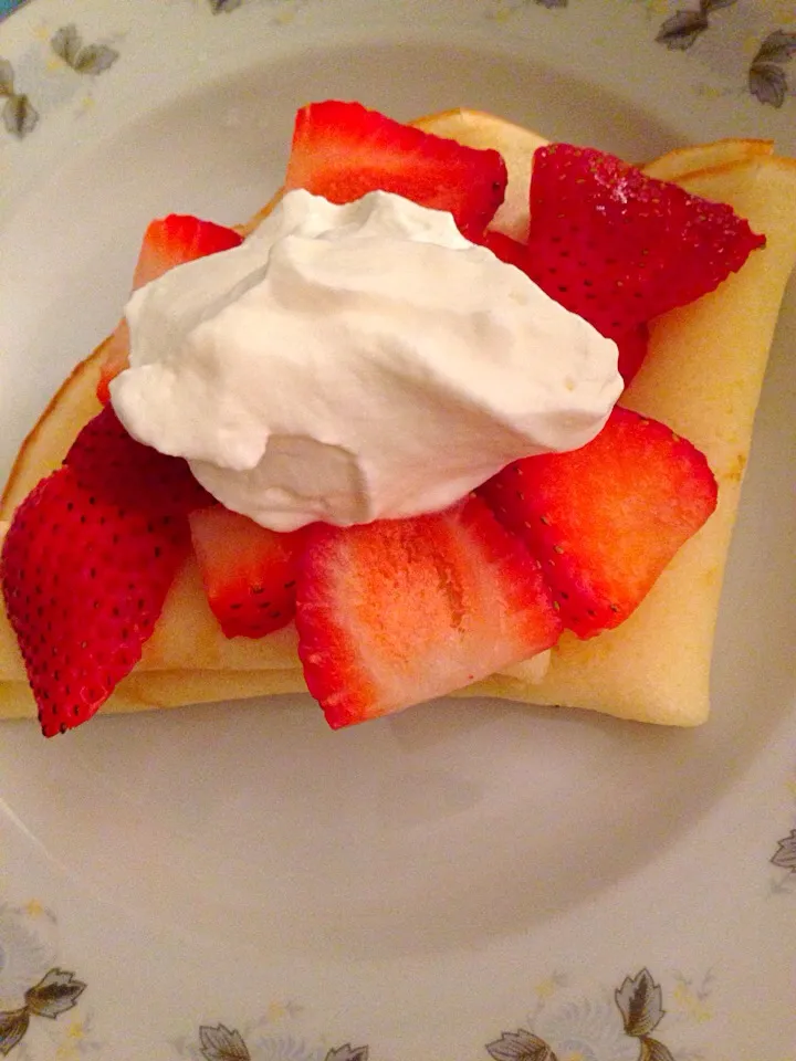 Strawberries and Creme Swedish Crepe|Tiffany Hoangさん