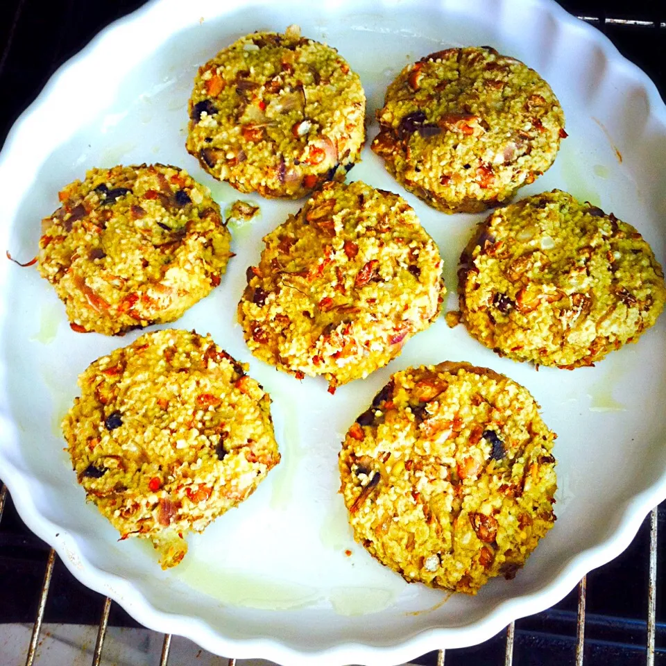 Snapdishの料理写真:Bean/Mushroom/Onion/CousCous Burgers|Stefan Labuschagneさん