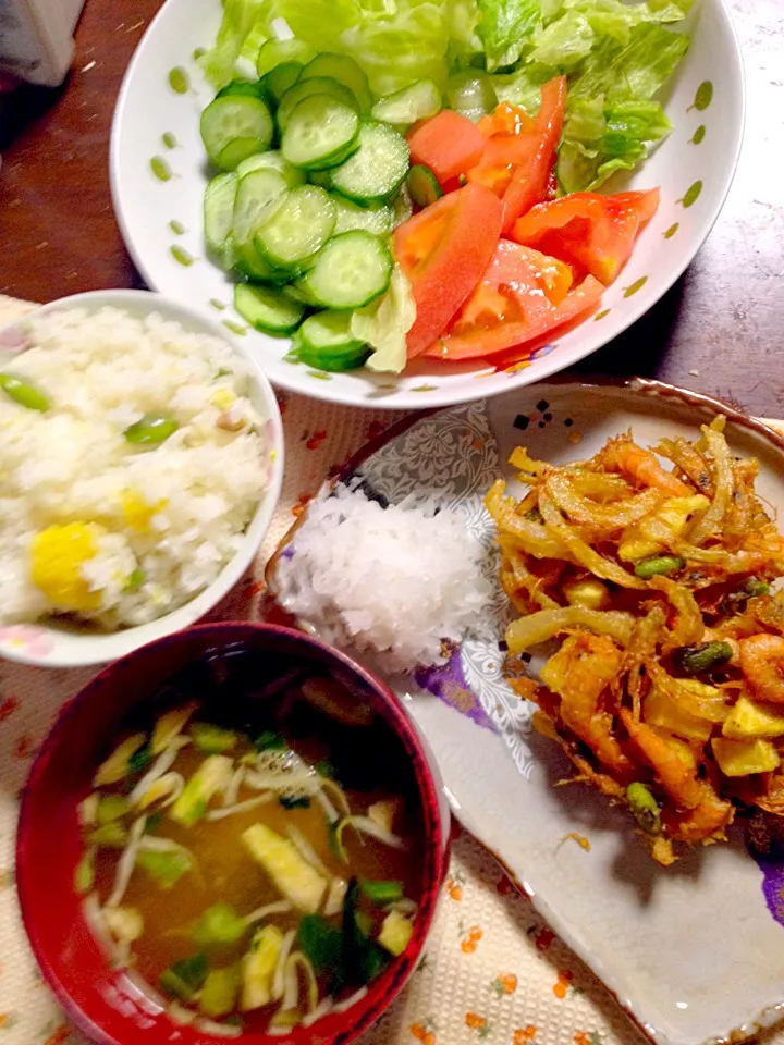 Snapdishの料理写真:枝豆入り栗ご飯 地海老入りかき揚げ サラダ 味噌汁|掛谷節子さん