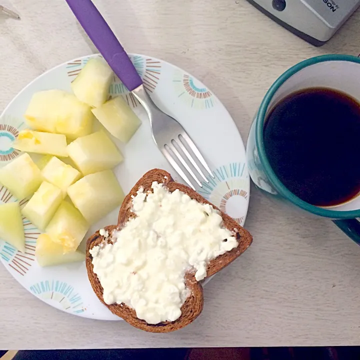 Snapdishの料理写真:Café da manhã leve para começar bem o dia. Melão, pão integral com queijo cottage e café preto!|Rafaela Oliveiraさん