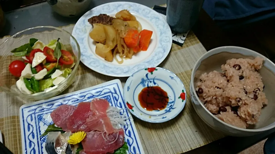 プチカプレーゼ＆肉じゃが＆マグロと鯵酢＆赤飯|まぐろさん