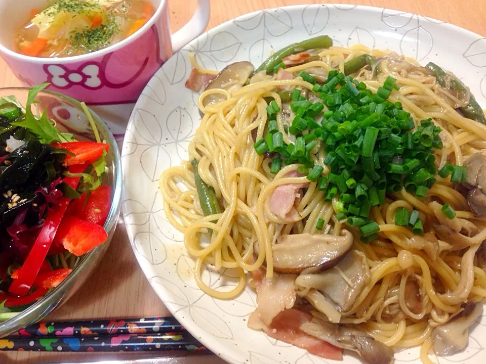 きのことベーコンのニンニク醤油ぱすた・海藻と水菜のサラダ・キャベツと卵のスープ|machikoさん