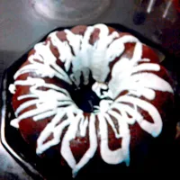 chocolate bundt cake with cookies and creme glaze|Chris Fieldsさん