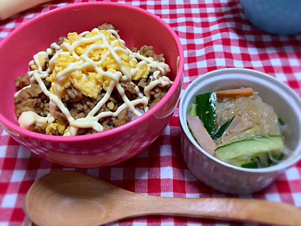 鶏そぼろ丼と春雨サラダ|つぐおさん