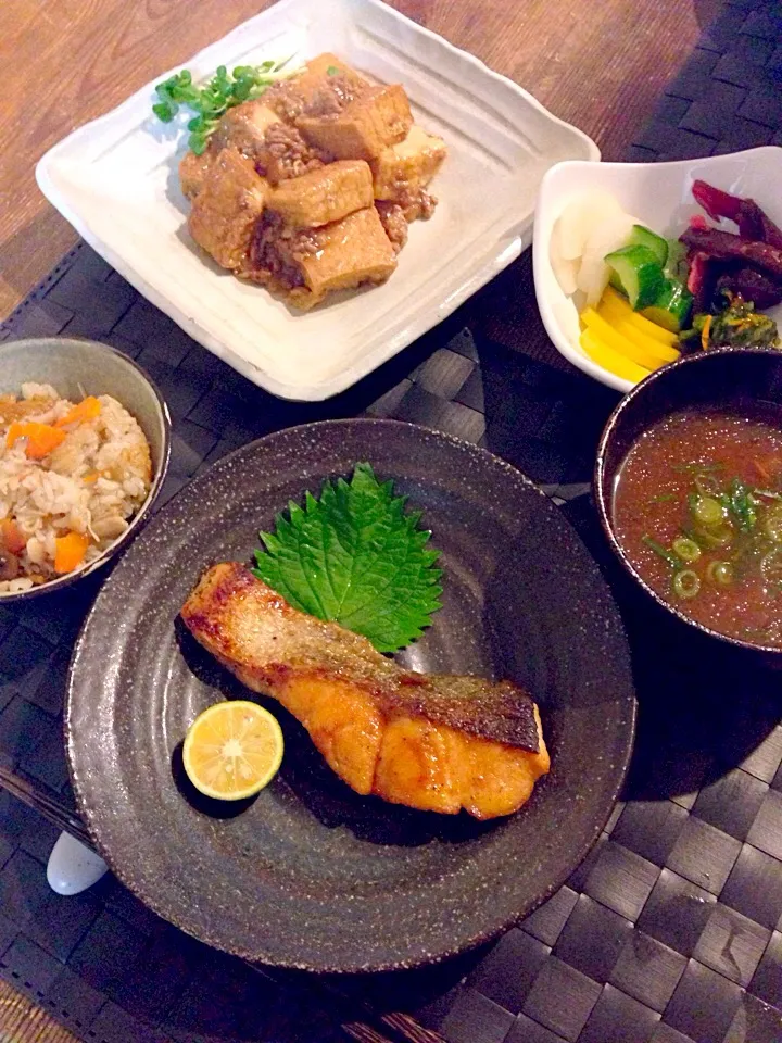 秋鮭の和風ムニエル🐟厚揚げのそぼろ煮、キノコの炊き込みご飯🍄お漬物、ナメコとお豆腐のお味噌汁🍀|まみりんごさん