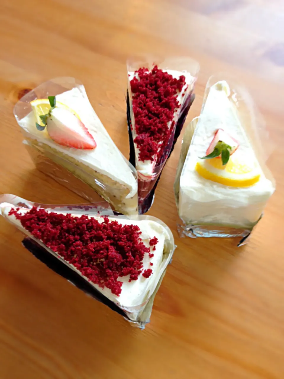 Red velvet cakeVS lemon poppy seed cake|Je T'en Prie Coffeeさん