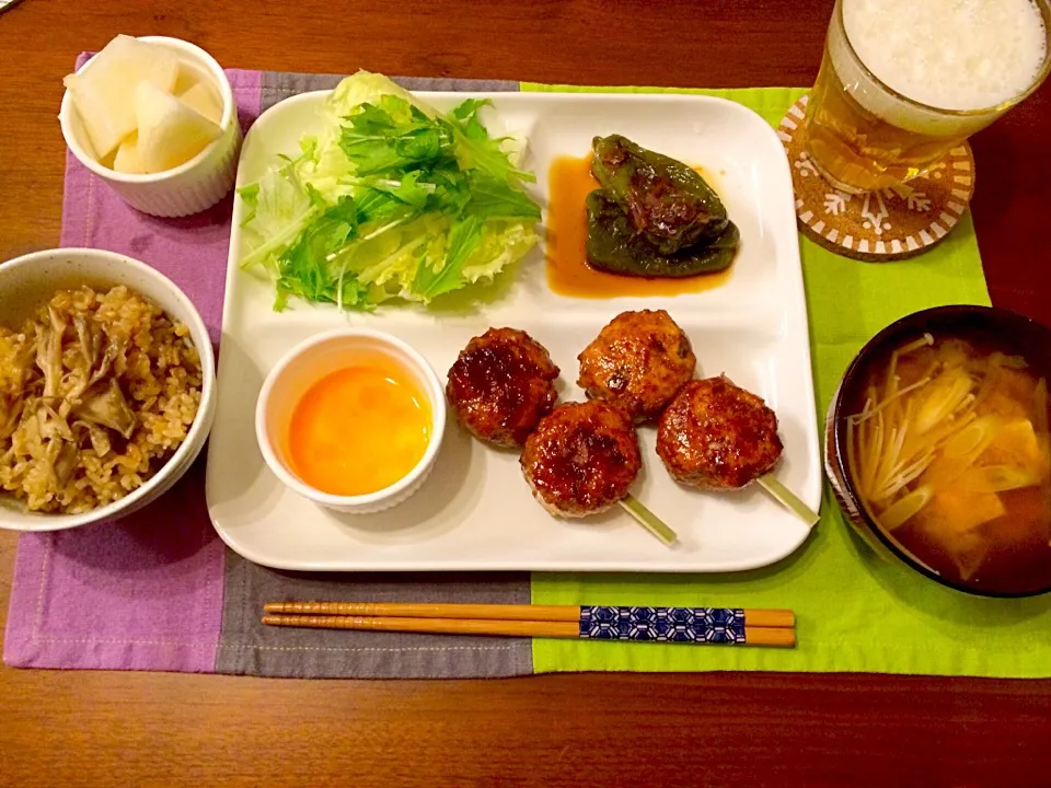 Snapdishの料理写真:鶏つくね甘辛照り焼き ピーマンのお浸し 舞茸の炊き込みご飯 豆腐とエノキのお味噌汁 サラダ 梨|haseseさん