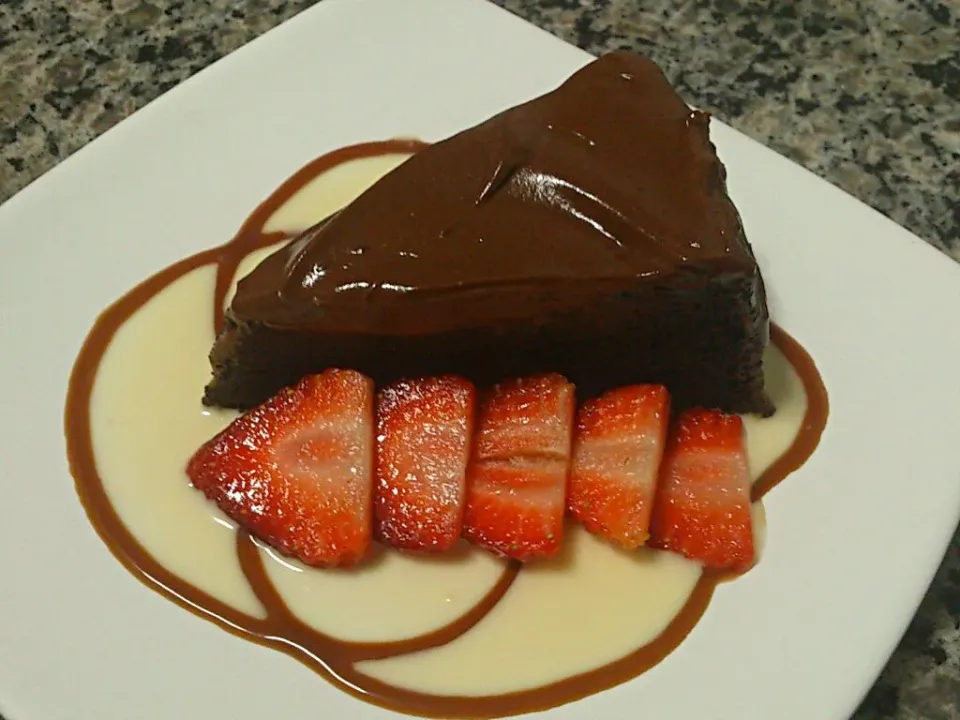 Flourless Chocolate Cake with strawberries ^___^|Daniela Cunhaさん