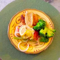 Snapdishの料理写真:filete de salmón al limon con vegetales salteados|Juno Escobarさん